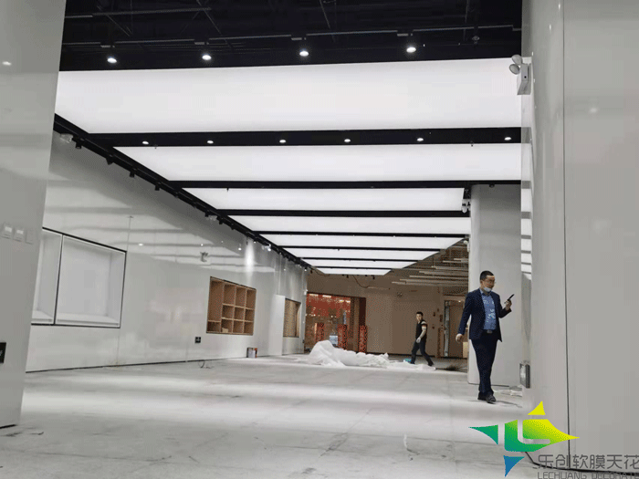 祝賀公司愛琴海商場小鵬汽車展廳A級(jí)軟膜雙層專用型材安裝完工